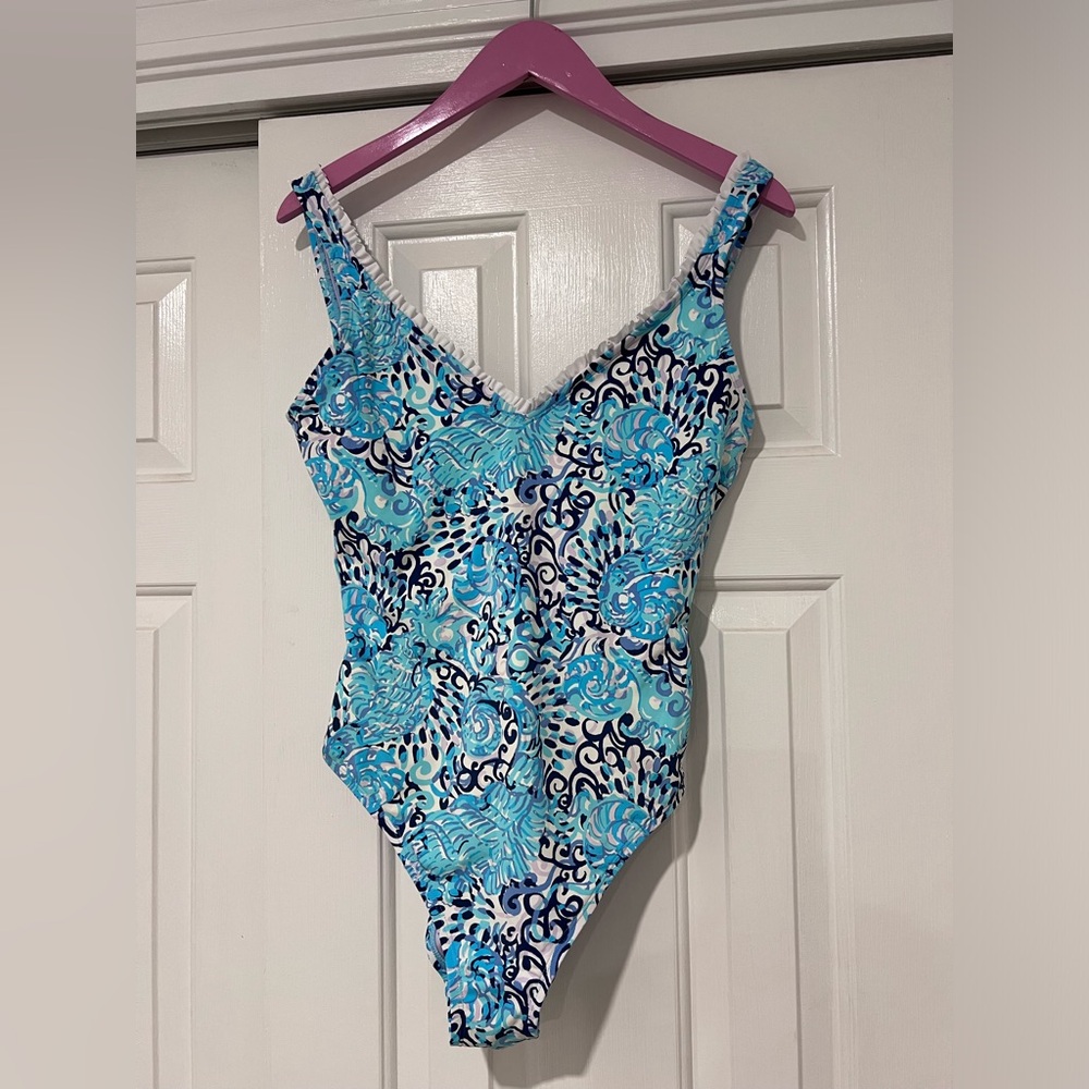 Pre owned but like new condition Lilly Pulitzer swimsuit size 8